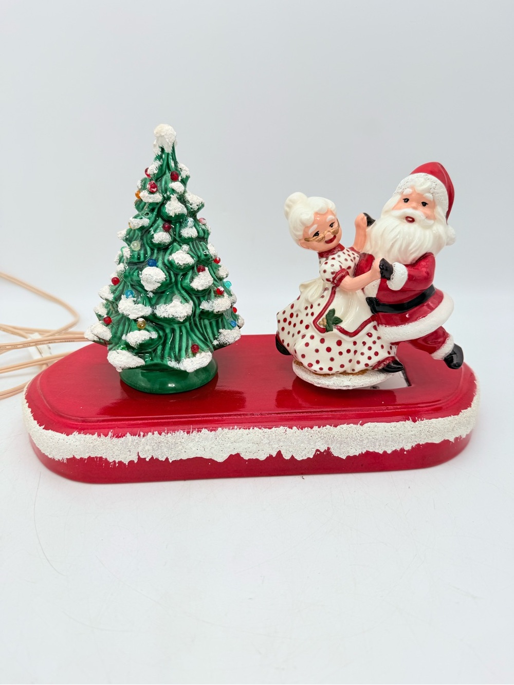 Vintage dancing Mrs. Clause & Santa and Christmas Tree figures music box lighted